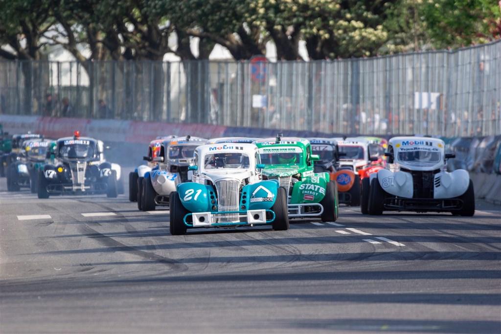 Positionskampe, overhalinger og trængsel i første sving for enden af Strandvejen. Så bliver det også til september, når OK Mobil 1 Legend Car Cuppen deltager i Classic Race Aarhus for ottende gang.
(Foto: Classic Race Aarhus / Peter Marker)